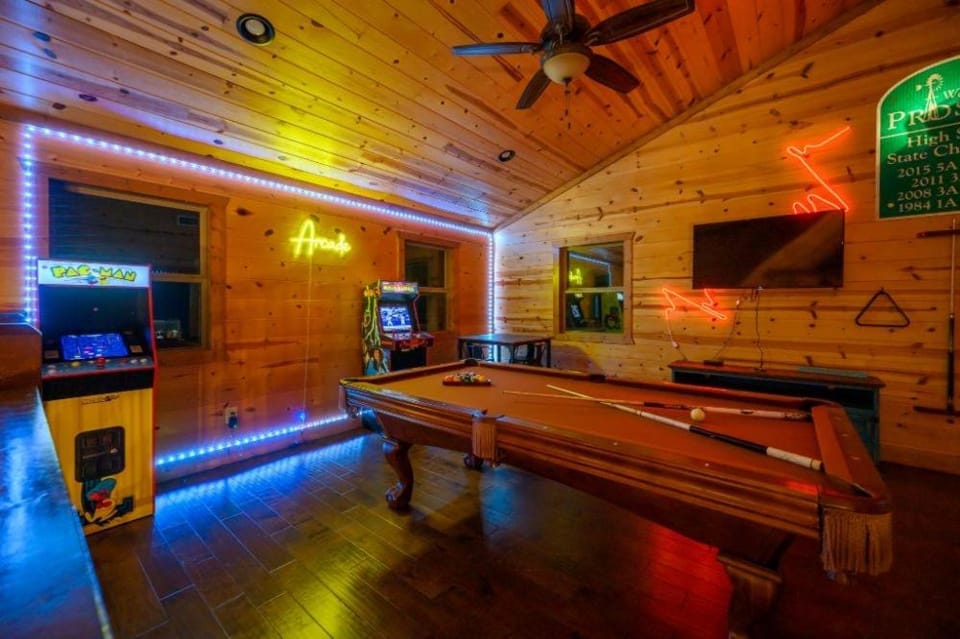 NEW Game Room w Hot Tub Family Broken Bow House in Broken Bow