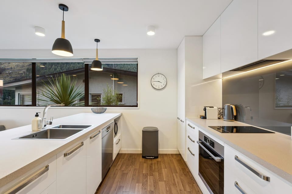 Coffee/tea facilities, Kitchen or kitchenette, dishwasher, oven, stove, toaster