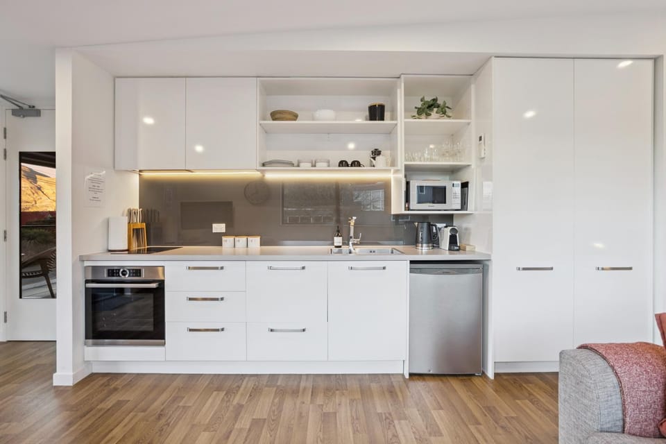 Coffee/tea facilities, Kitchen or kitchenette, dishwasher, oven, stove