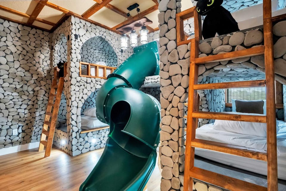 Themed 8BR retreat pool hot tub game room House in Four Corners