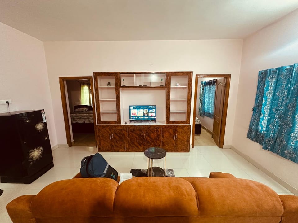 Communal lounge/ TV room, TV and multimedia, Living room, Seating area, Evening entertainment
