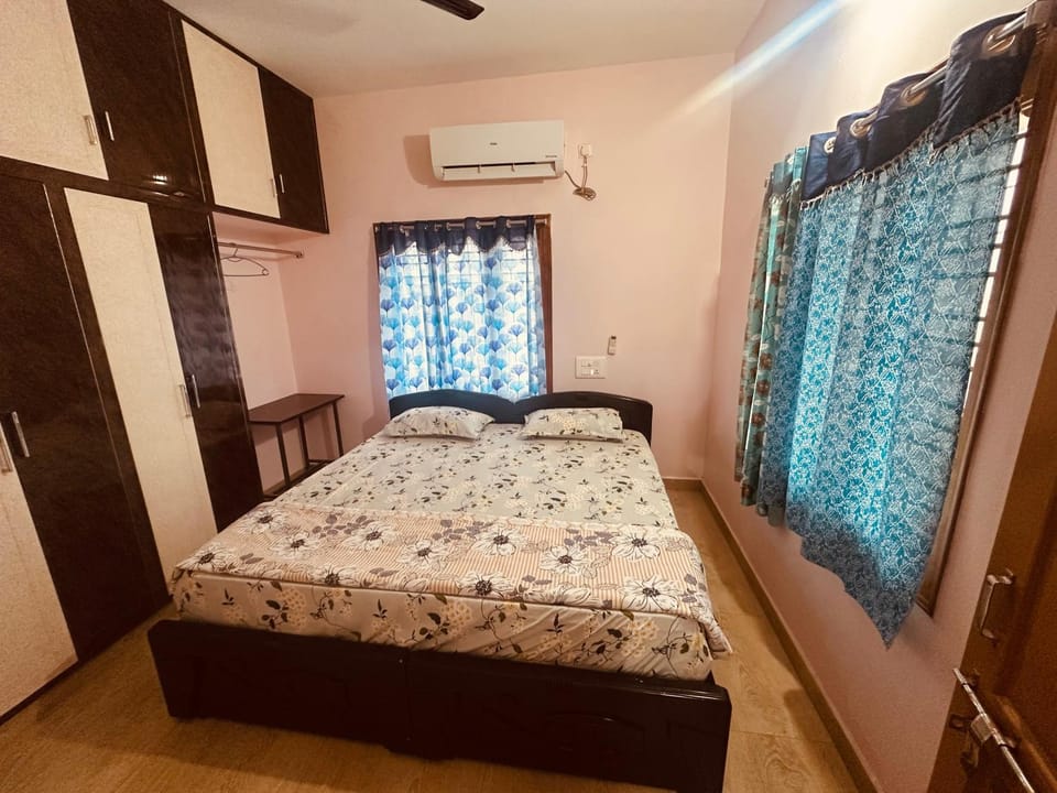 Photo of the whole room, Bedroom, air conditioner