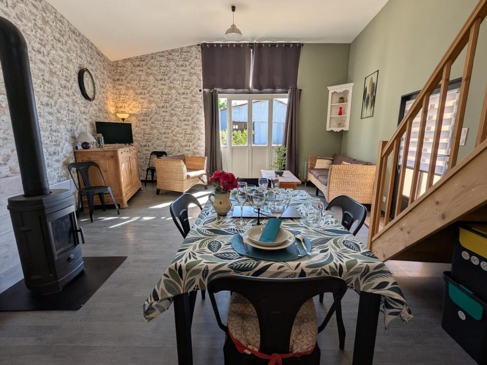 Maison avec parking - Propriété charentaise unique - FR-1-653-297 Apartment in Nouvelle-Aquitaine