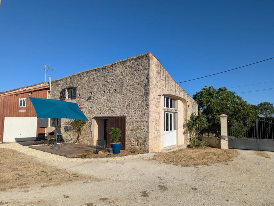 Maison avec parking - Propriété charentaise unique - FR-1-653-297 Apartment in Nouvelle-Aquitaine