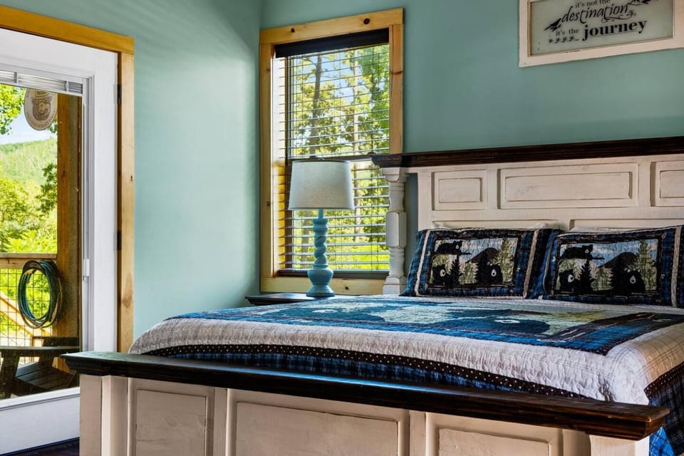 Luxury Cabin Walk Downtown Mountain Views HT Cabin in Gatlinburg