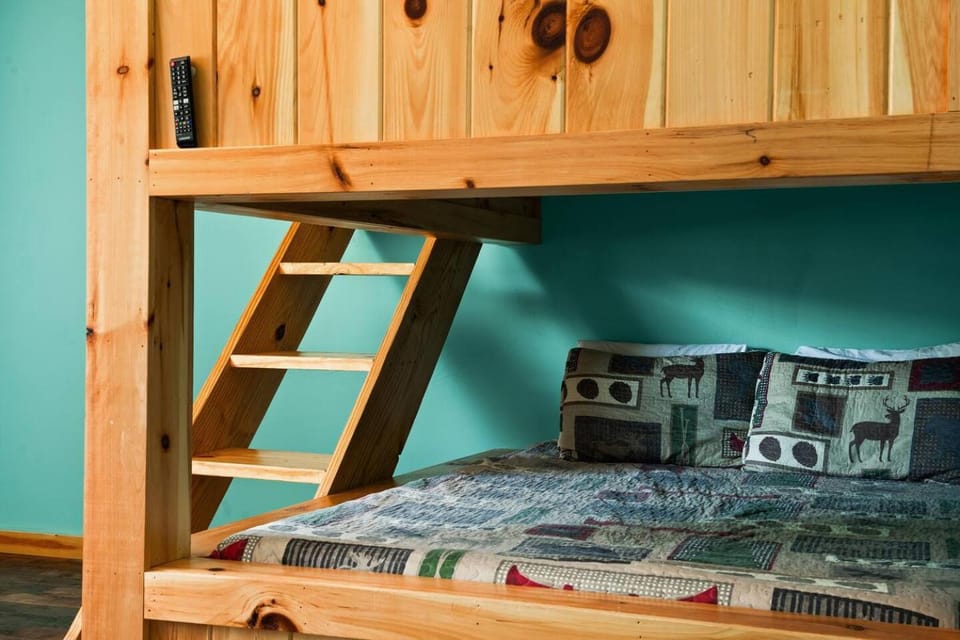 Luxury Cabin Walk Downtown Mountain Views HT Cabin in Gatlinburg
