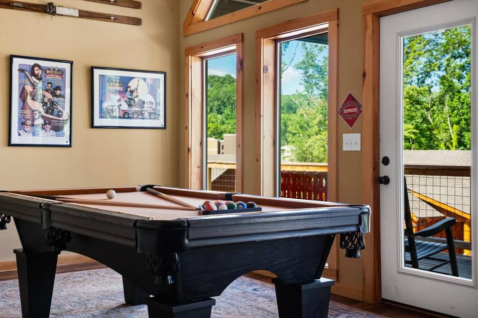 Luxury Cabin Walk Downtown Mountain Views HT Cabin in Gatlinburg