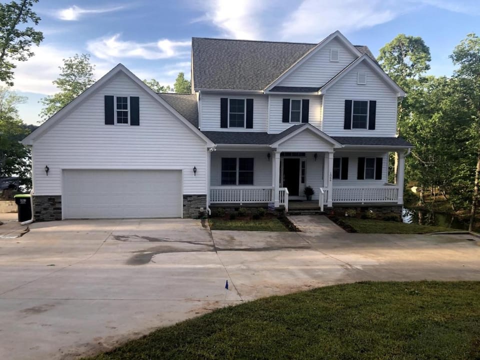 Lake House with Hot Tub & Optional Pontoon Rental House in Leesville