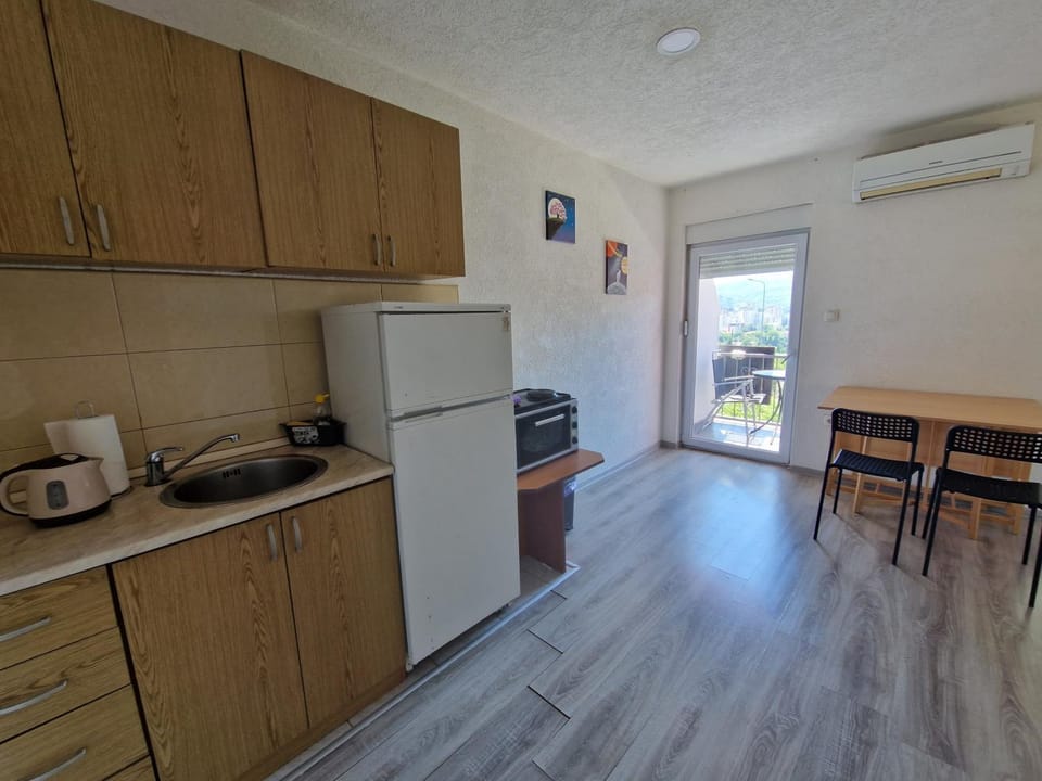 Kitchen or kitchenette, Dining area, minibar, pet friendly