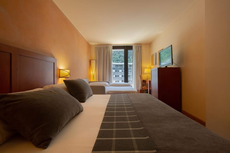 Bed, TV and multimedia, Photo of the whole room