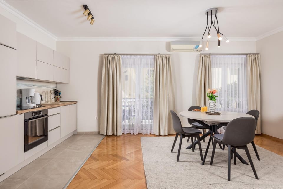 Dining area, kitchen
