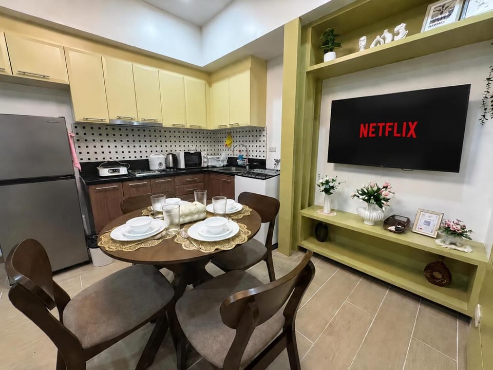 McKinley Hill BGC 1BR Pool, Gym, Sauna Sleeps 3 Apartment in Makati