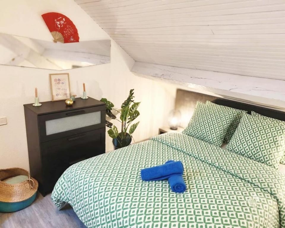 Cosy Lotus Quartz T2 - Centre - Place du Forail - Balcon et Parking gratuit dans la rue Apartment in Pau