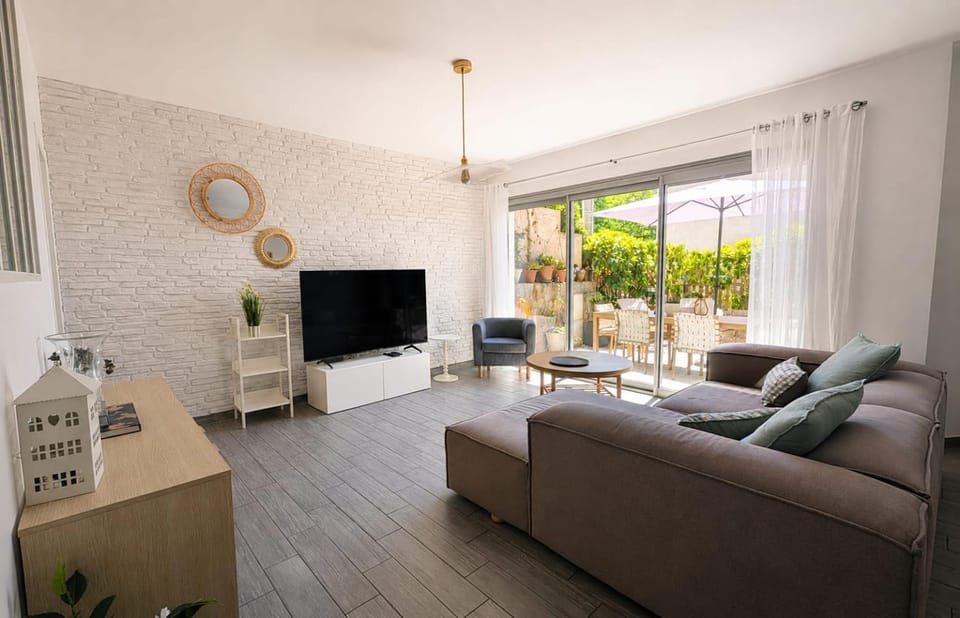 TV and multimedia, Living room, Garden view