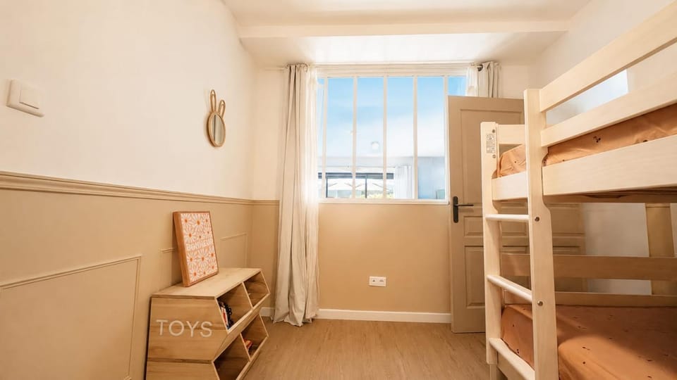 Photo of the whole room, Bedroom, children, bunk bed