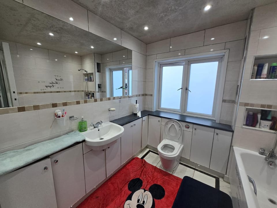 Wembley Stadium Room with Parking and Breakfast Vacation rental in Wembley