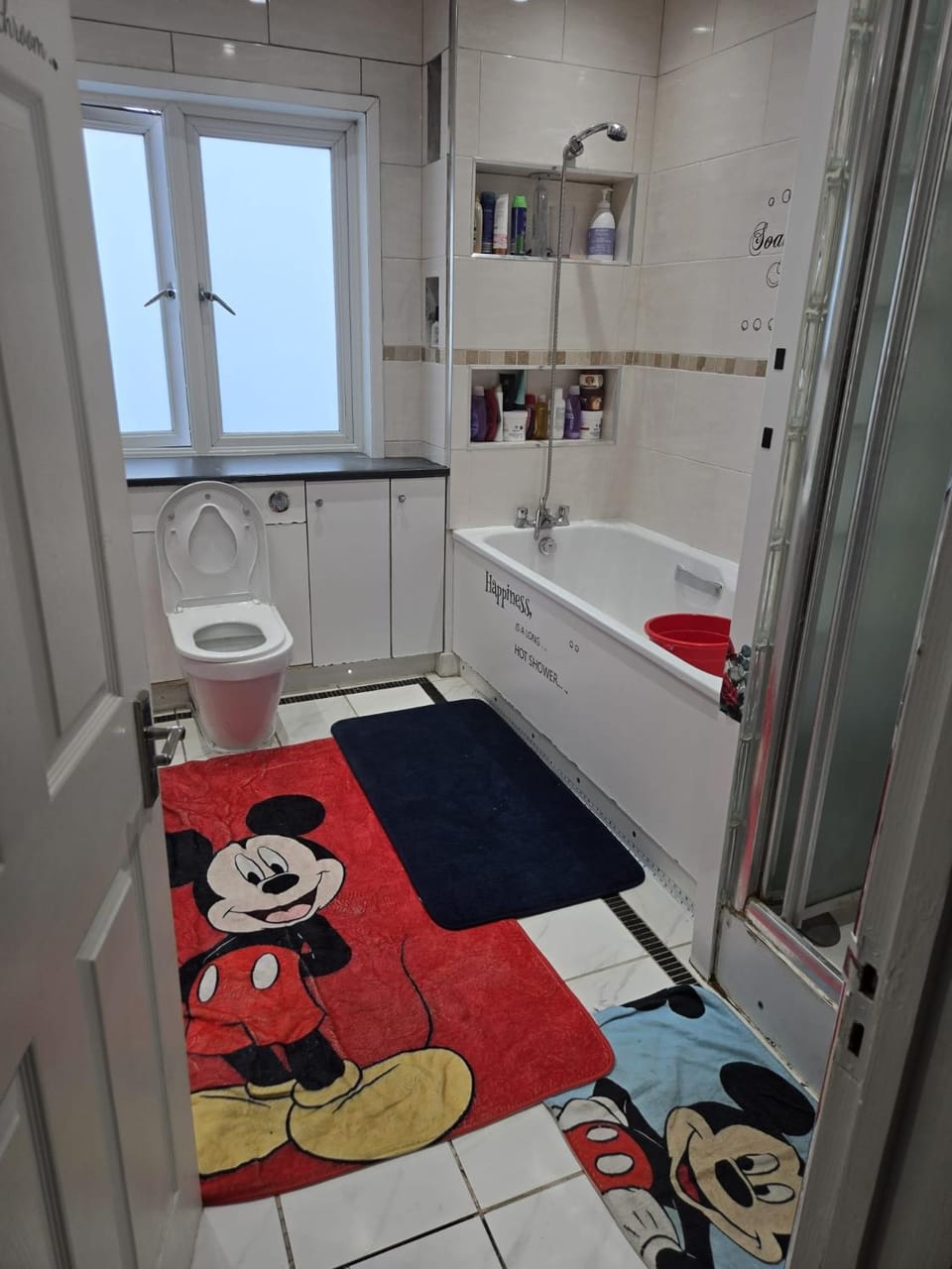 Wembley Stadium Room with Parking and Breakfast Vacation rental in Wembley