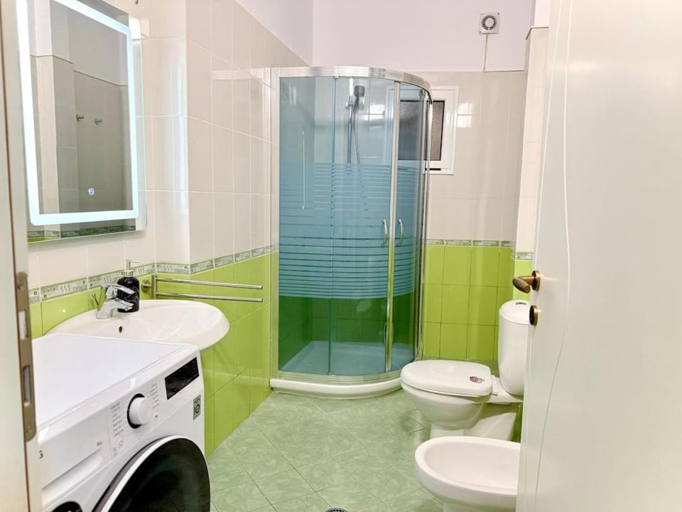 Seaside Serenity Central Apartment! Free Parking Apartment in Vlorë