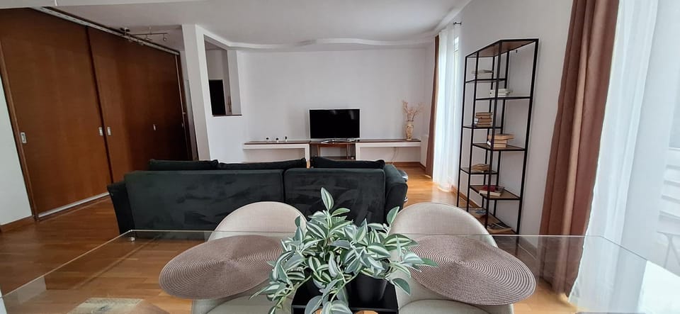 Communal lounge/ TV room, TV and multimedia, Living room, Seating area, Evening entertainment