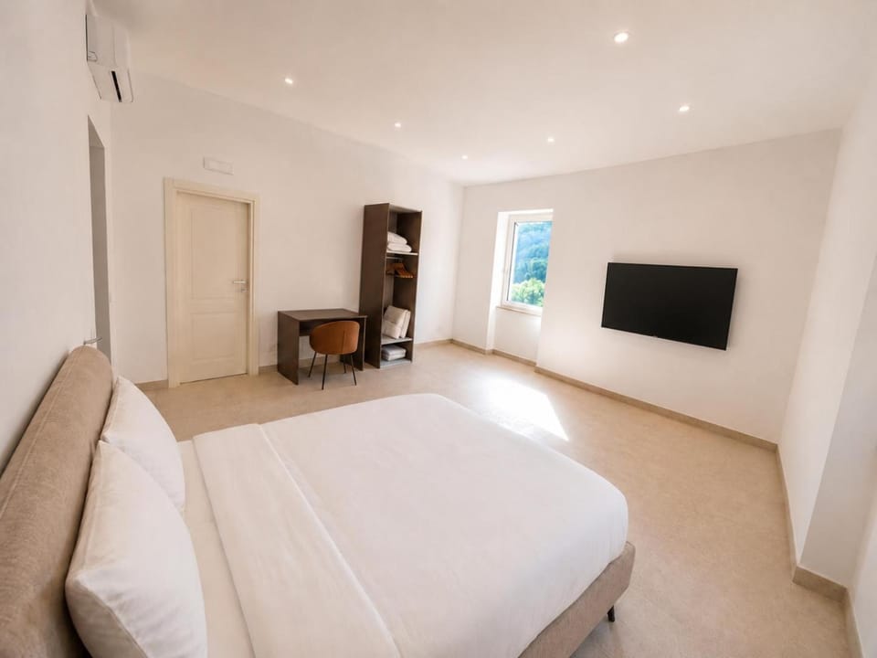 Bed, Photo of the whole room, wardrobe