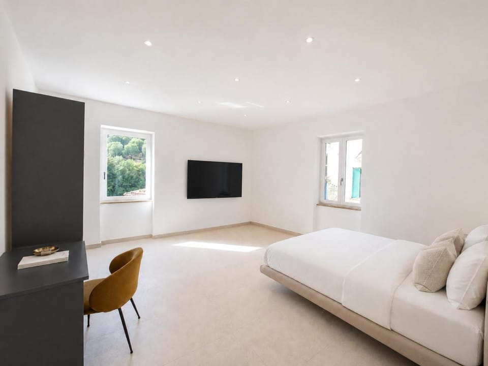 Bed, TV and multimedia, Photo of the whole room, Bedroom