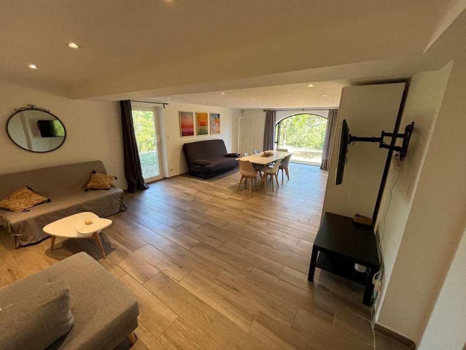 Les Coustelines Piscine privée et Jacuzzi Apartment in Forcalquier