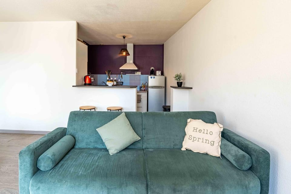 Nearby landmark, Living room, Seating area, Landmark view, internet, kitchen
