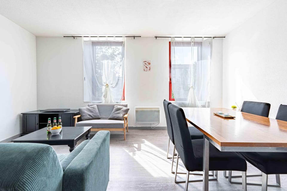 Nearby landmark, Living room, Seating area, Dining area, Landmark view, internet, internet