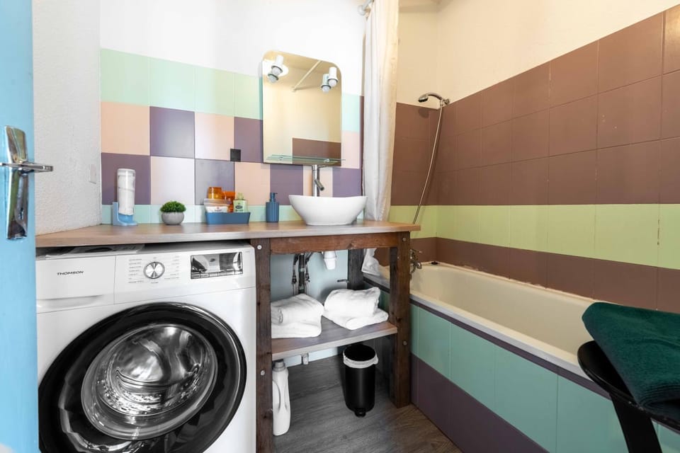 Bathroom, Kitchen or kitchenette, Bath, towels, washing machine, washing machine