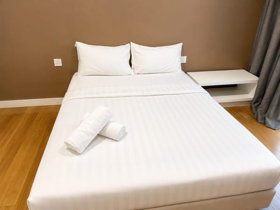 Bed, Bedroom, towels