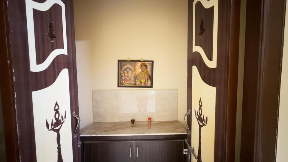 Govinda Nivas Homestay- Appartement with Fridge ,AC ,Geyser, Sofa, Separate puja room ,WIFI ,TV, Lift and 24 hours check-out Vacation rental in Tirupati