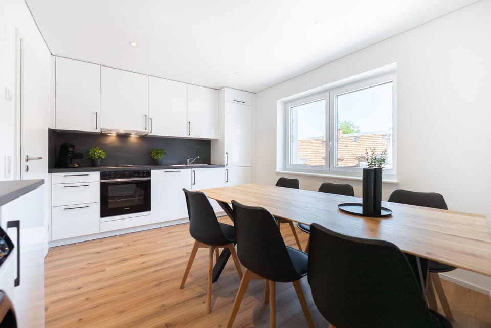 Kitchen or kitchenette, Dining area, stove