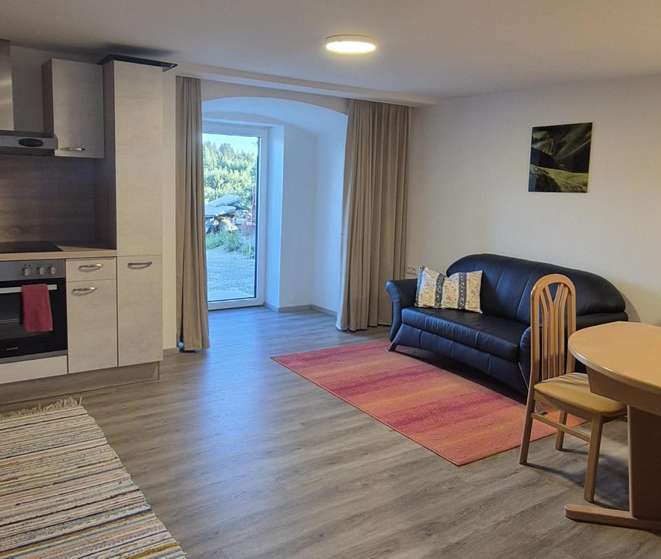 Kitchen or kitchenette, Dining area, stove