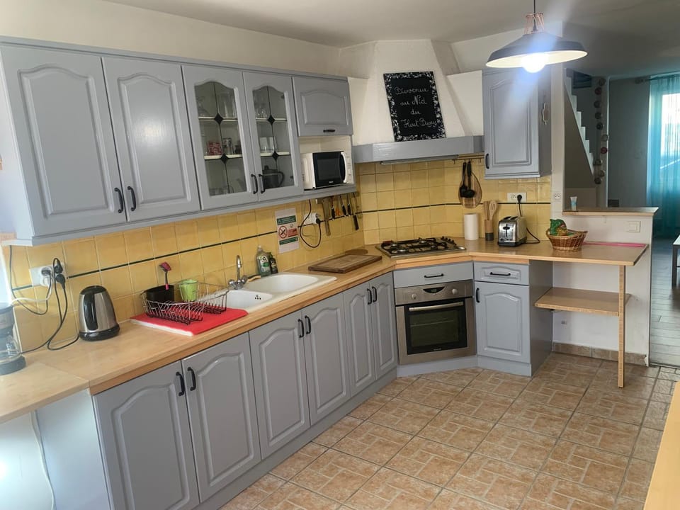 Coffee/tea facilities, microwave, oven, stove, kitchen
