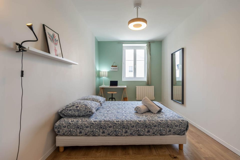 Bed, Photo of the whole room, Bedroom