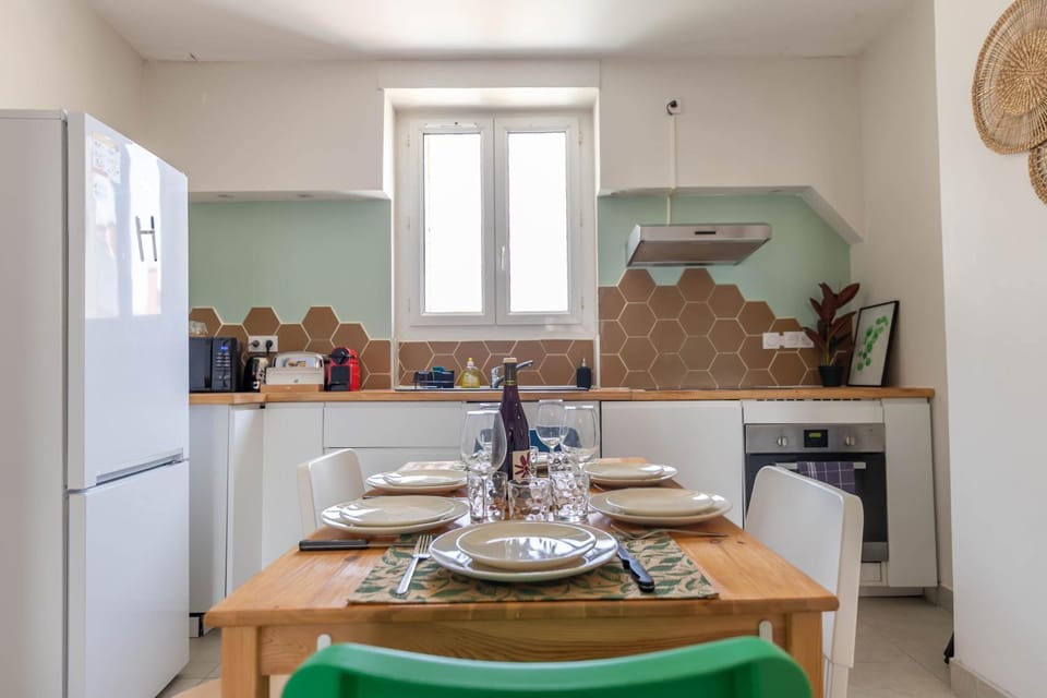 Kitchen or kitchenette, Dining area, oven, stove