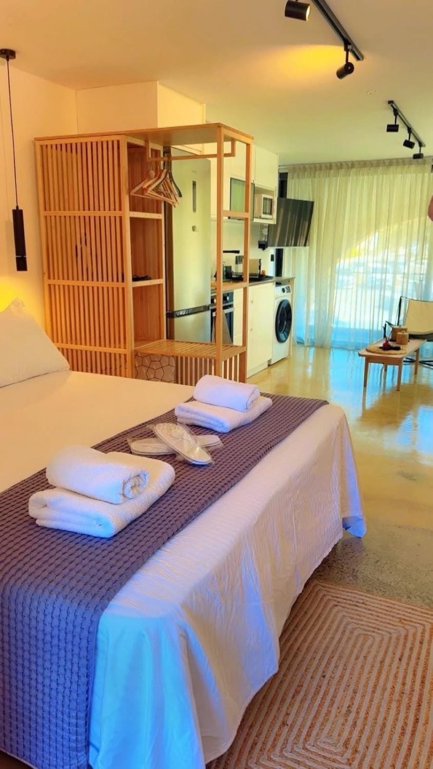 Bed, Photo of the whole room, towels