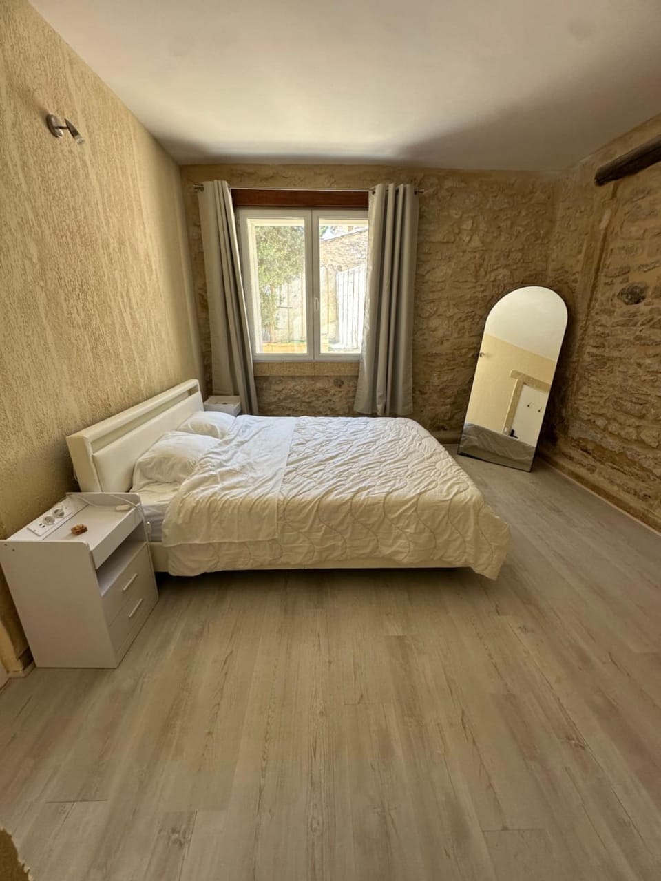 Shower, Toilet, Bed, Photo of the whole room, Bedroom
