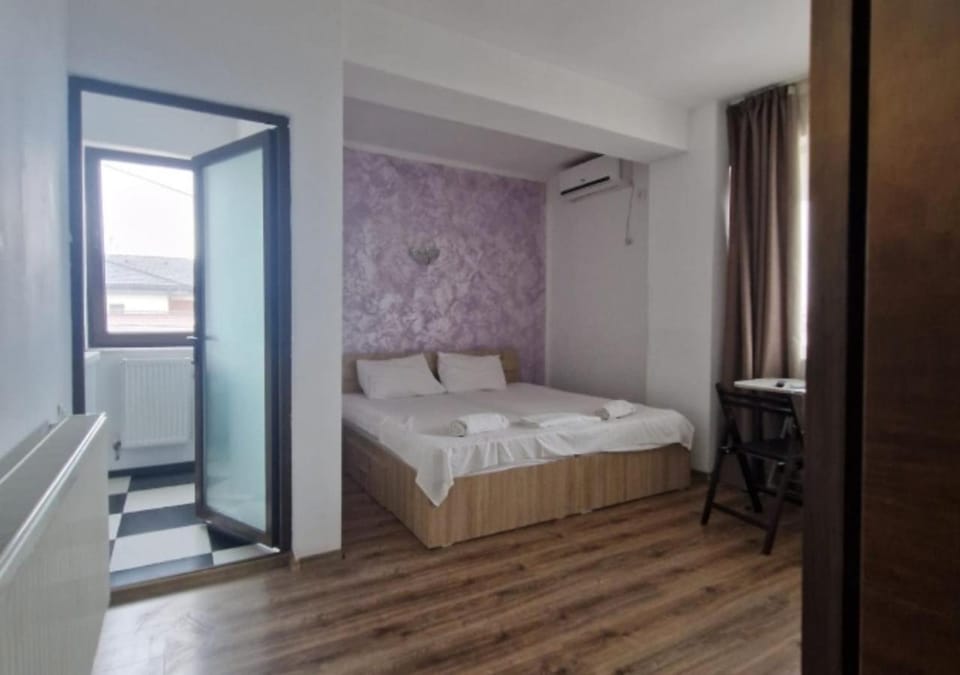 Bed, Photo of the whole room, Bedroom, towels, air conditioner
