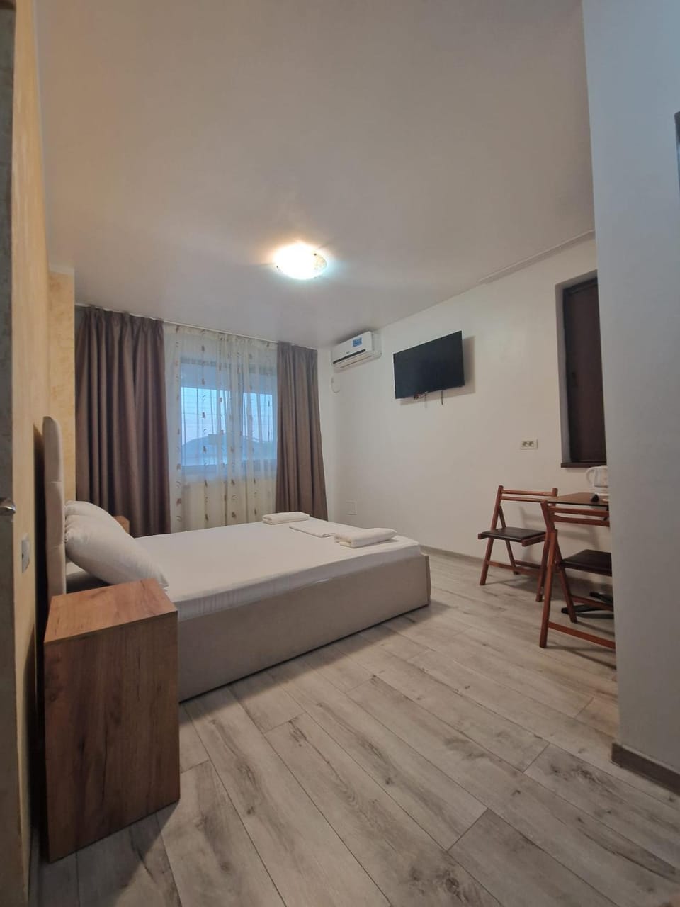 Bed, TV and multimedia, Living room, Photo of the whole room, Bedroom, air conditioner