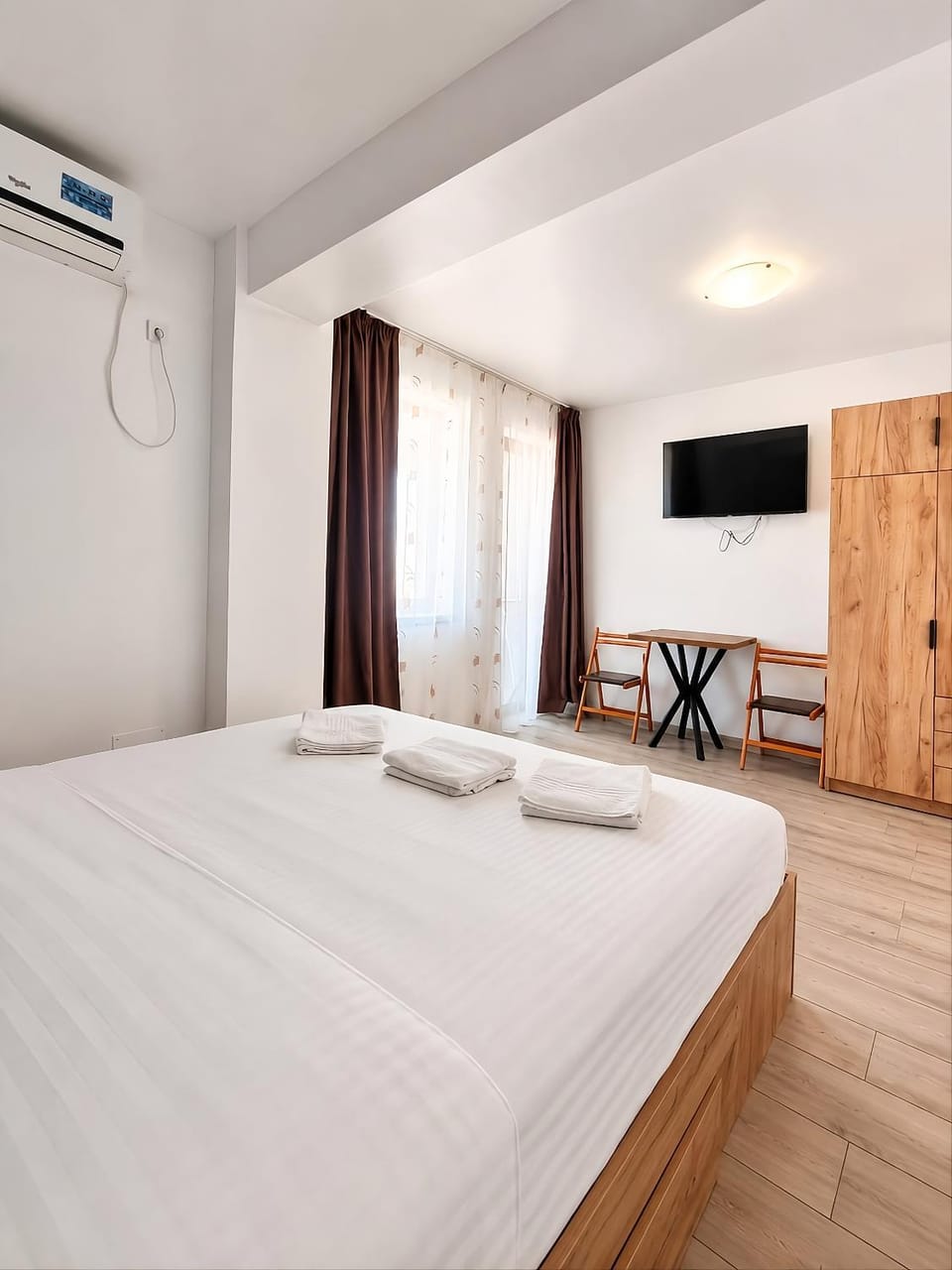 Bed, TV and multimedia, Photo of the whole room, Bedroom, towels, air conditioner