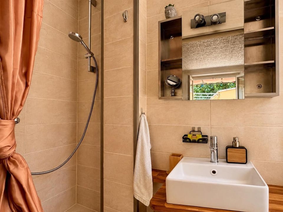Shower, Bathroom, towels