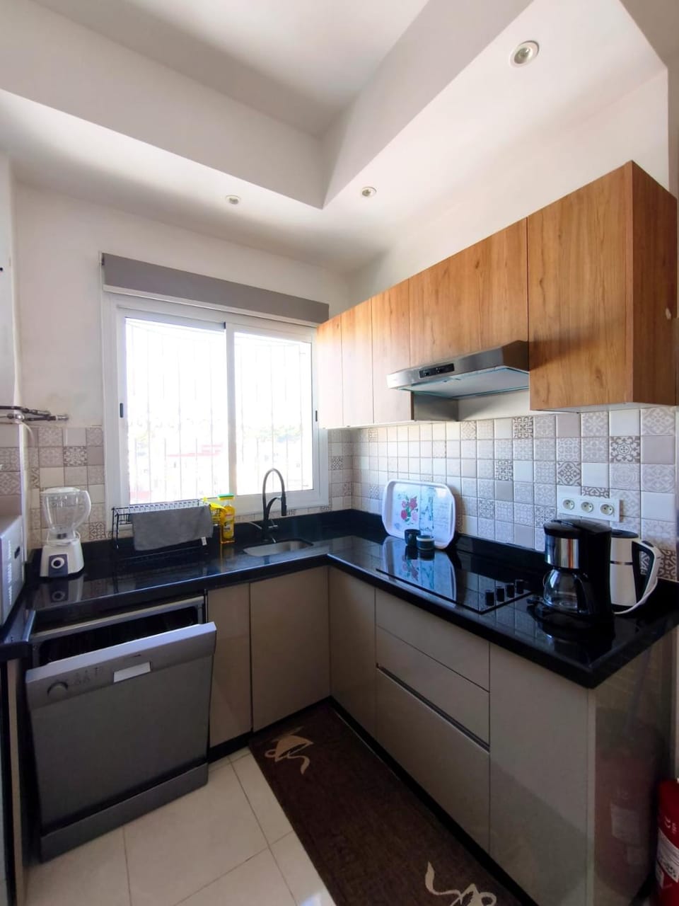Coffee/tea facilities, Kitchen or kitchenette, stove
