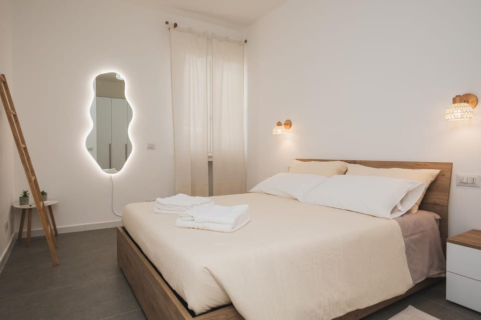 Photo of the whole room, Bedroom, towels