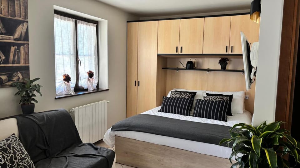 Bed, Living room, Bedroom
