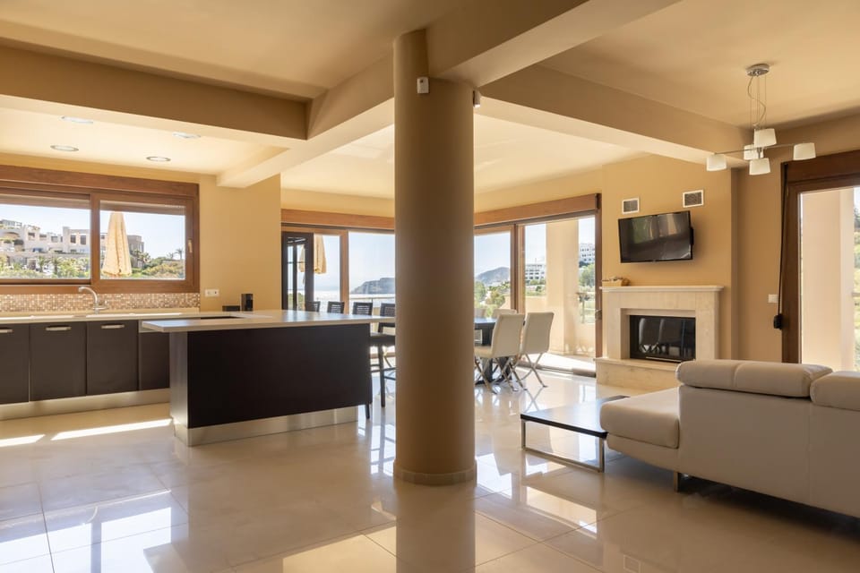 Dining area, kitchen