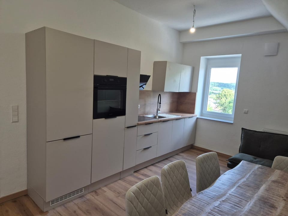 TV and multimedia, Kitchen or kitchenette, Living room, Seating area