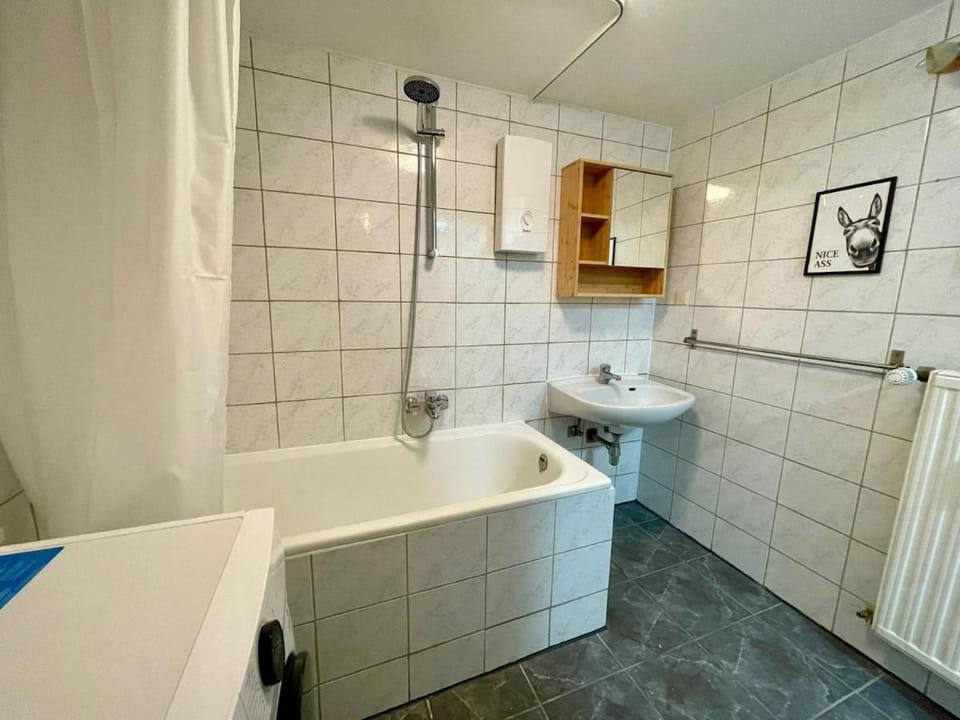 Krefeld Homebase mit Küche und drei Einzelbetten Apartment in Krefeld