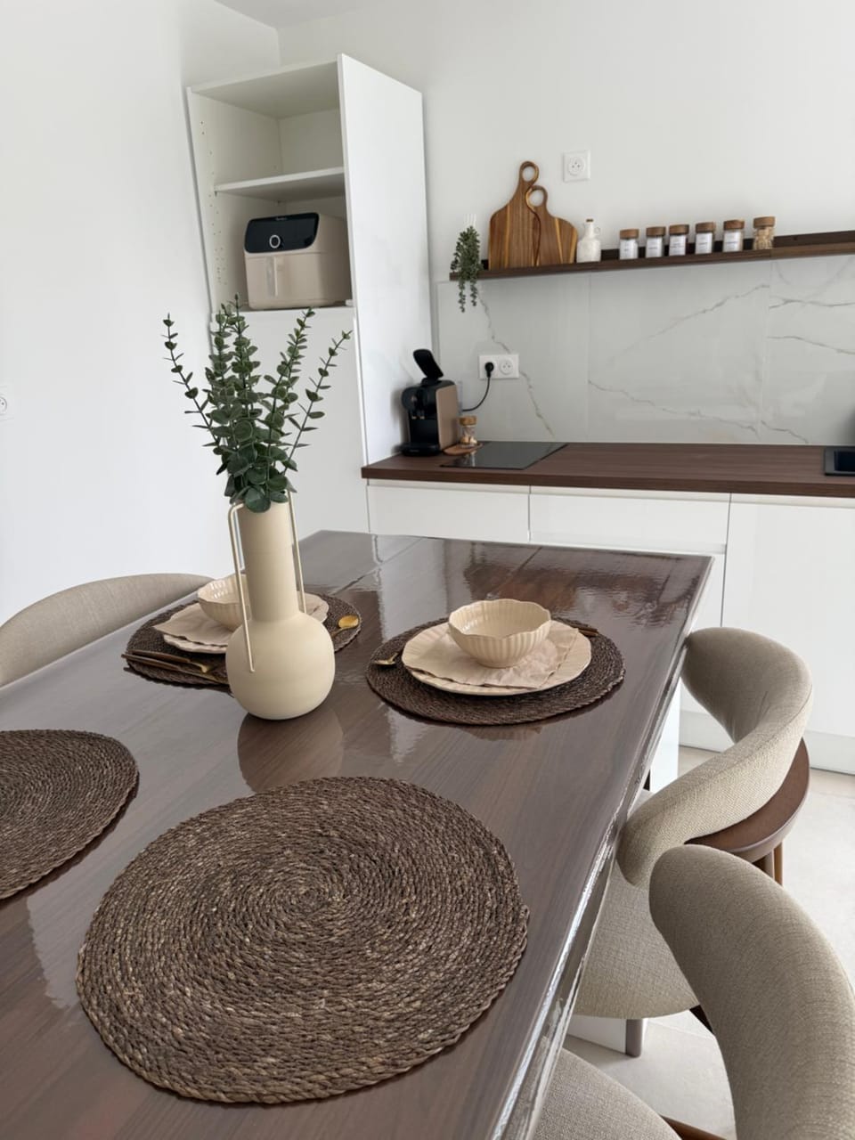 Kitchen or kitchenette, Dining area