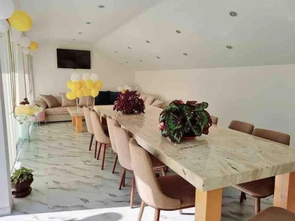 TV and multimedia, Seating area, Dining area